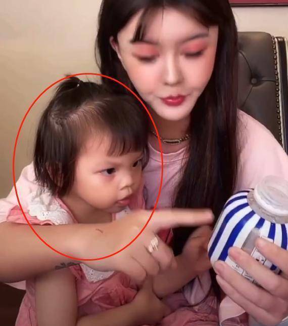 韩安冉整容上百次,女儿却被评价像外星人,直言跟小猪一模一样_孩子