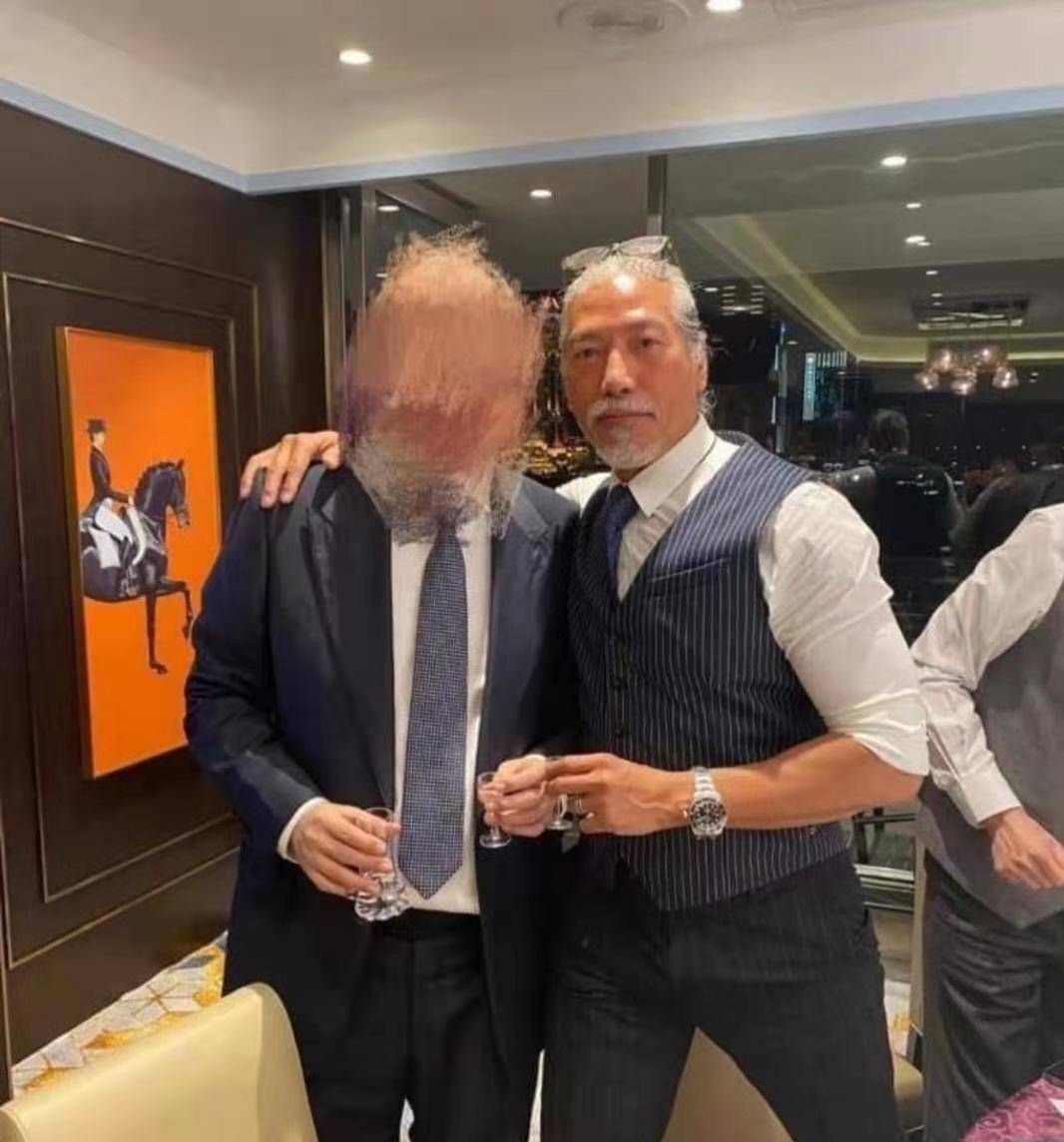 张耀扬现身聚会身材魁梧,一头白发叫人认不出,无名指戒指瞩目_张耀阳