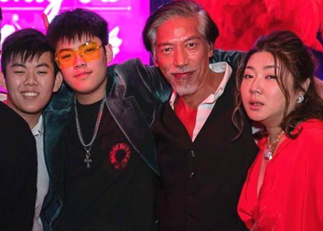张耀扬现身聚会身材魁梧,一头白发叫人认不出,无名指戒指瞩目_张耀阳