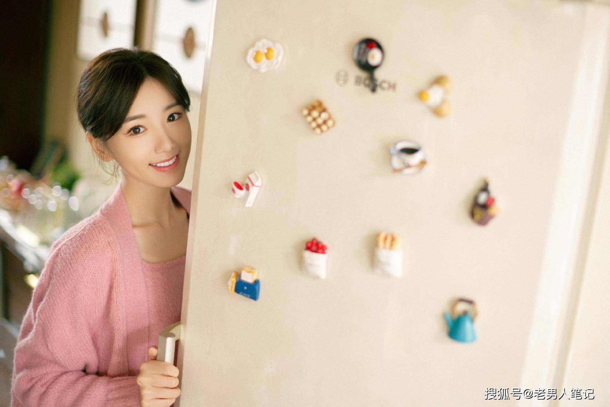 毛晓彤居家美照,粉嫩的少女穿搭,满满的甜系女生的氛围感_演技_道路