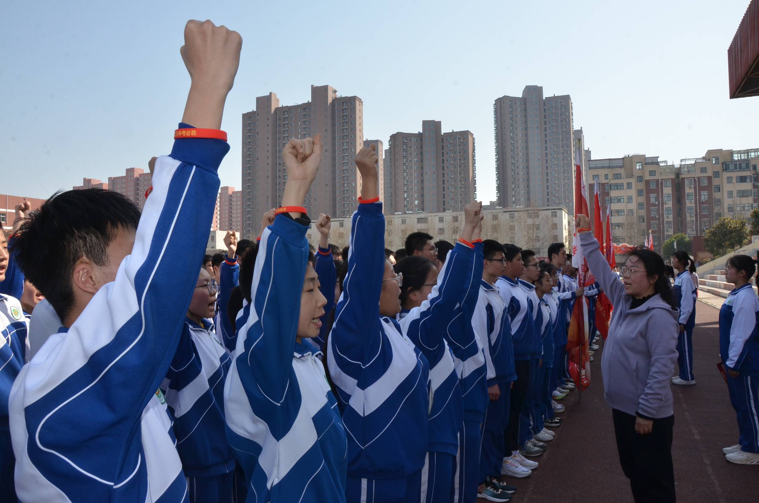 濮阳市第六中学举行2023届毕业班"决胜中考 百日誓师大会"_全体师生
