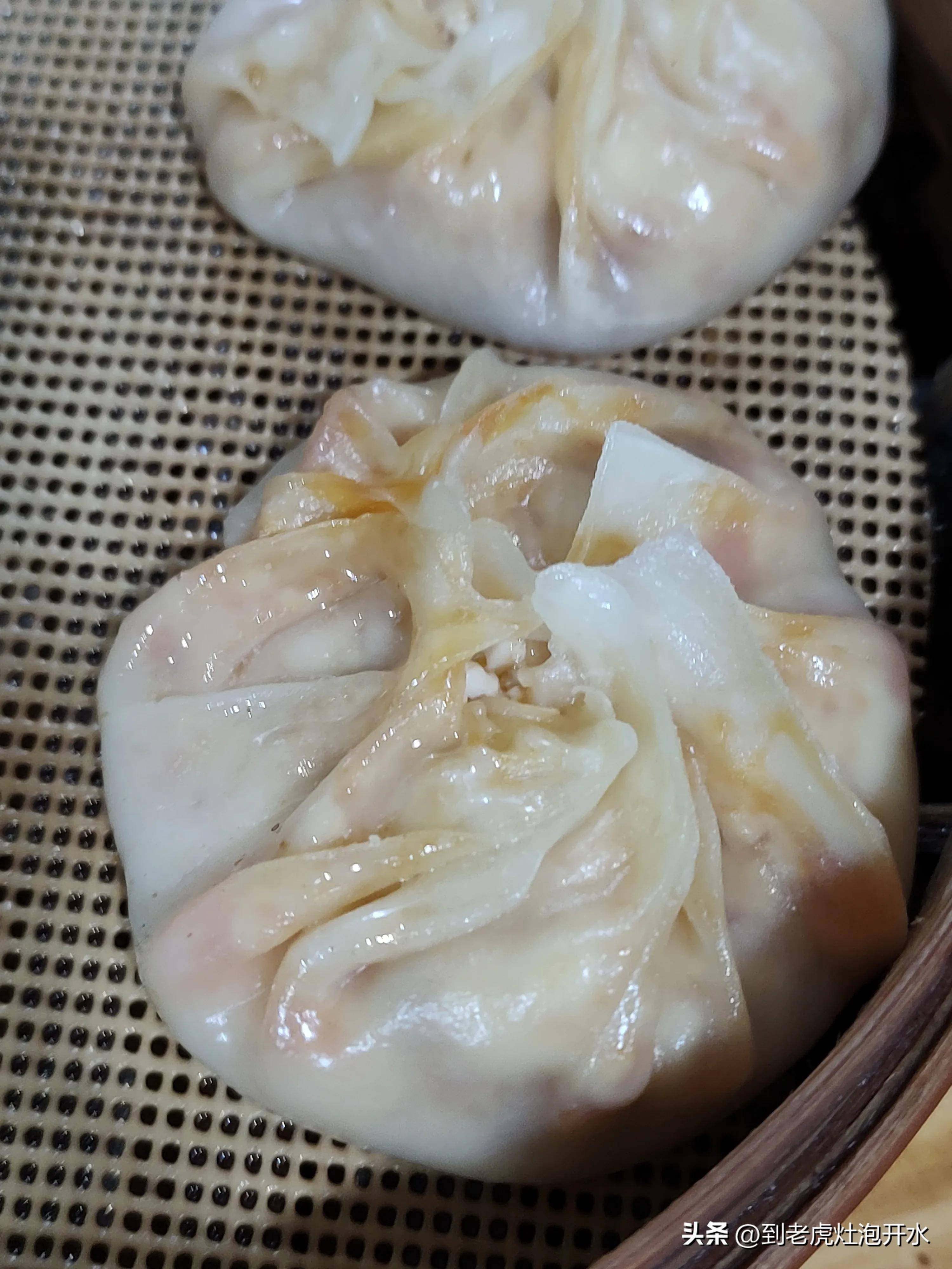 豆腐包有发面和薄皮两款,这次点了份薄皮豆腐包,一份蒸汤包,一碗咸