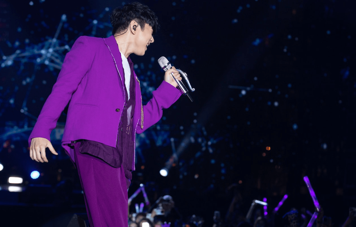 林俊杰首办香港户外演唱会,献唱张国荣经典,网红现场闹事被带走_观众