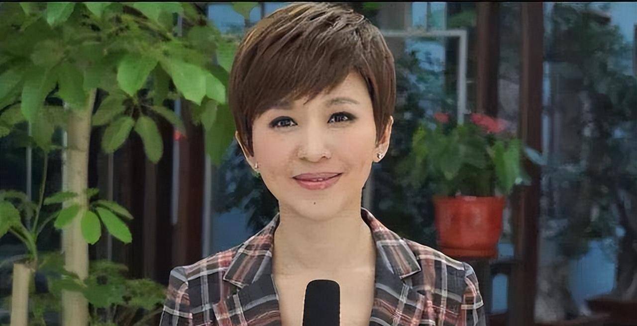 即将卸任的央视女主持人欧阳夏丹《新闻联播》终于传来喜讯_父亲_工作