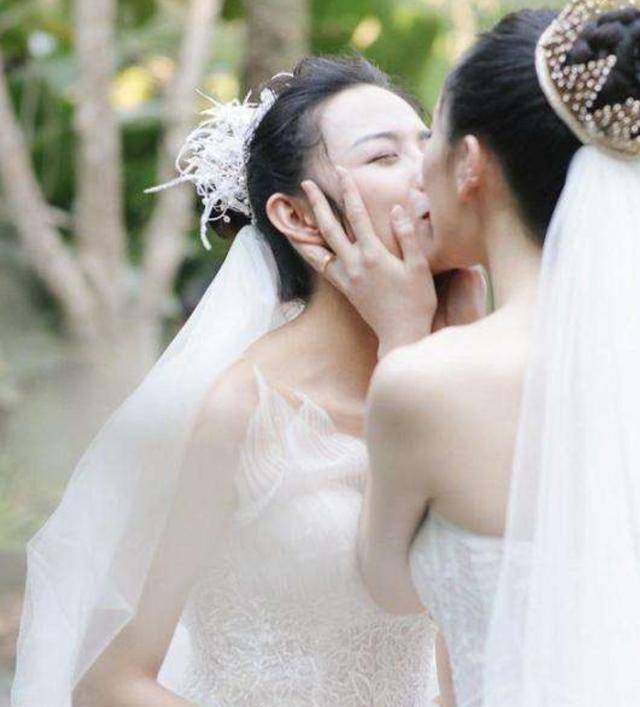 杨丽萍徒弟水月与同性女友大婚甜蜜拥吻,婚礼上还得到了父母的支持