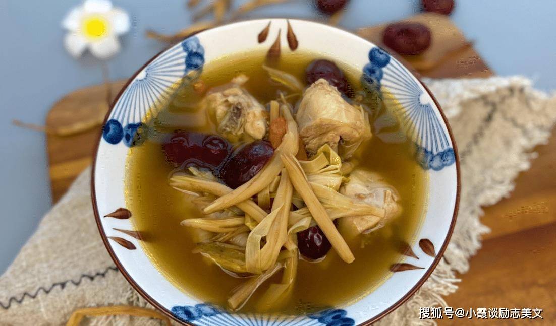 这鸡汤很好喝 黄花菜是一种安神的常用食物 和炖鸡一起吃很美味