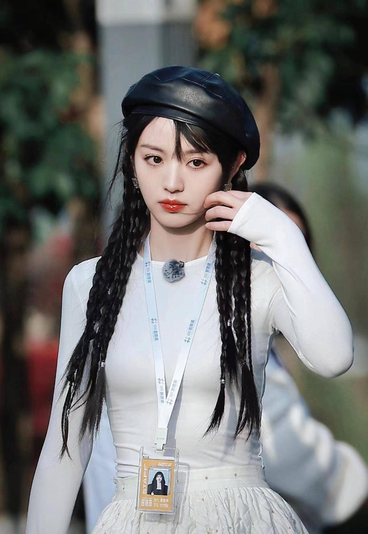 田曦薇《女子推理社》上班路透,麻花辫配蓬蓬裙,清新又甜美!
