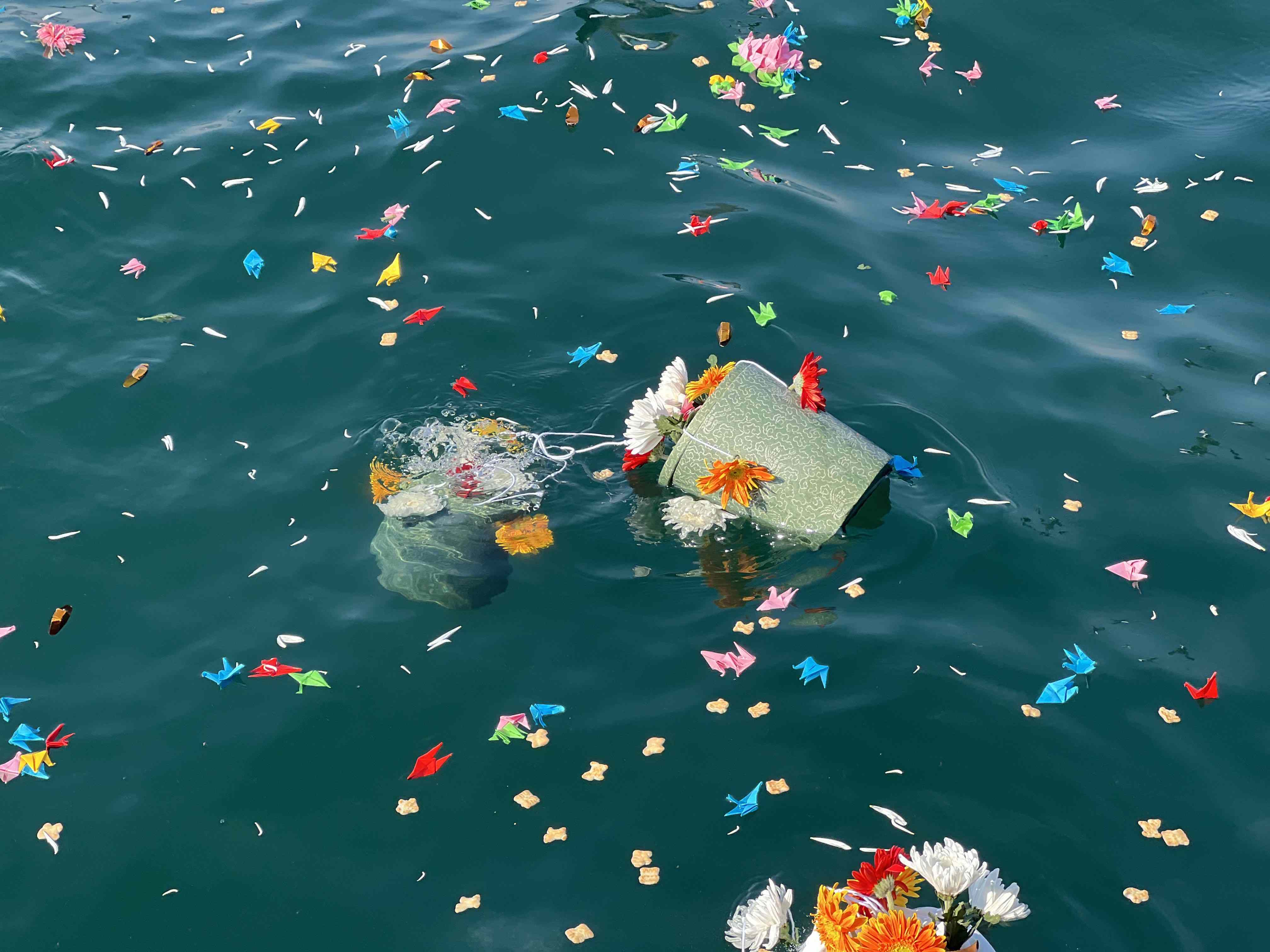 哈尔滨今年首次海葬仪式在大连举行:73位逝者家属海上送别亲人_骨灰