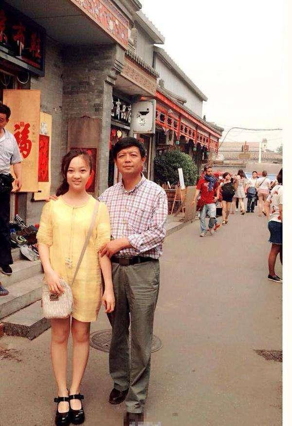 林妙可录音棚里唱歌,身材圆润变化大,衣服穿的手臂好紧啊!