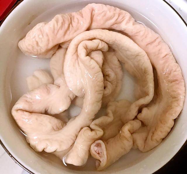 猪的结肠一定要反复清洗.掌握烤猪大肠的技巧并不难.