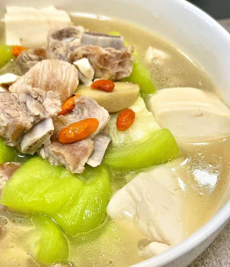 夏天有条件的时候经常给孩子喝这个汤,补充营养和钙质,帮助孩子长高