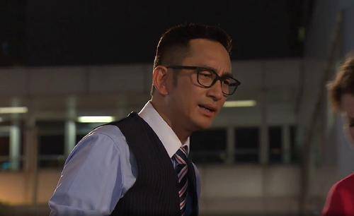 他不戴眼镜是反派,戴上眼镜人人爱,今为了女儿只能演烂片!