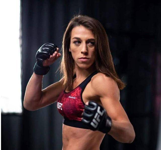 张伟丽对手疑手术后首亮相,戴帽子遮挡不敢露脸_乔安娜_视频_自拍