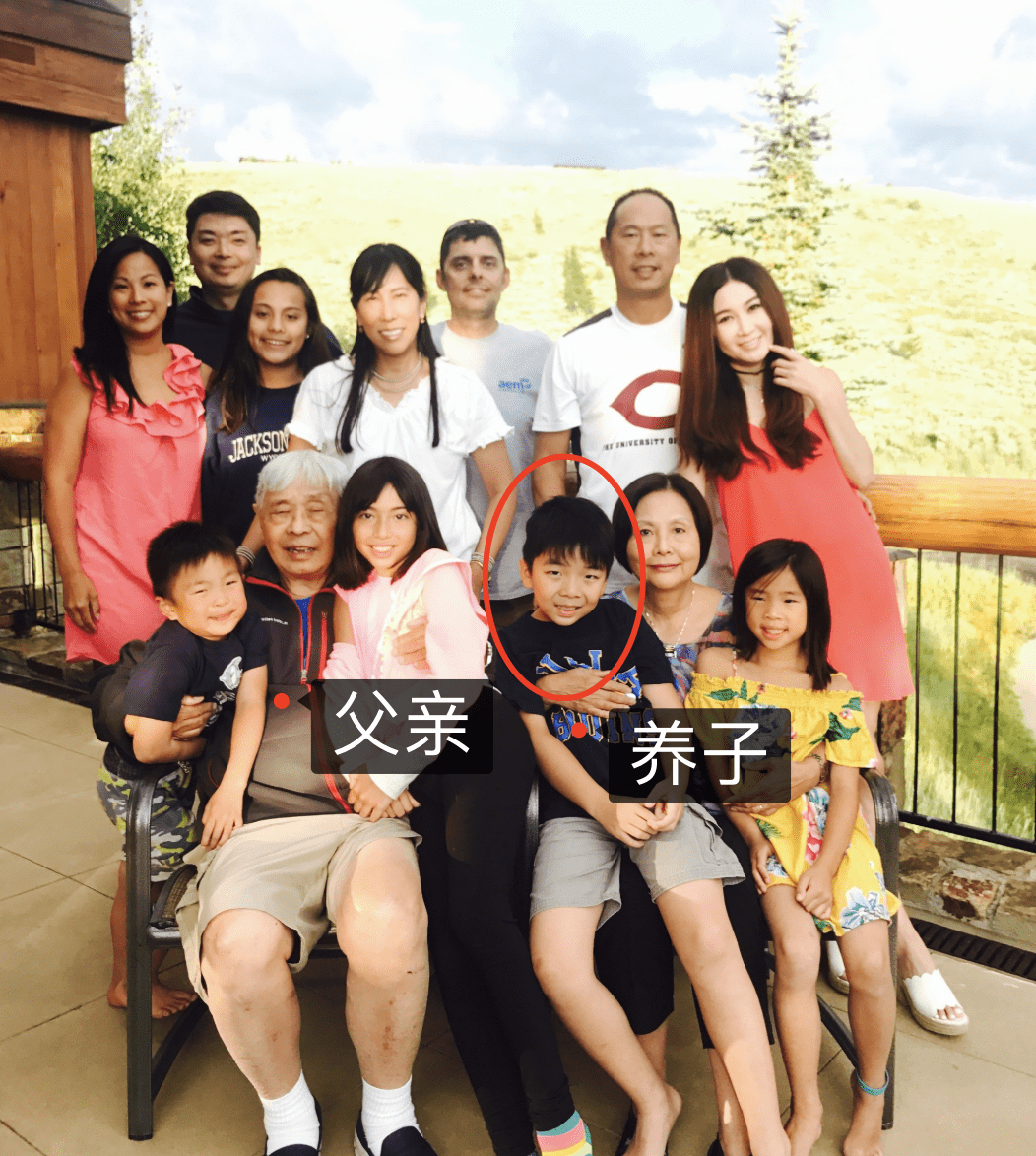 温碧霞发文透露爸爸去世,晒全家福追忆父亲,儿时差点被父母卖掉换钱