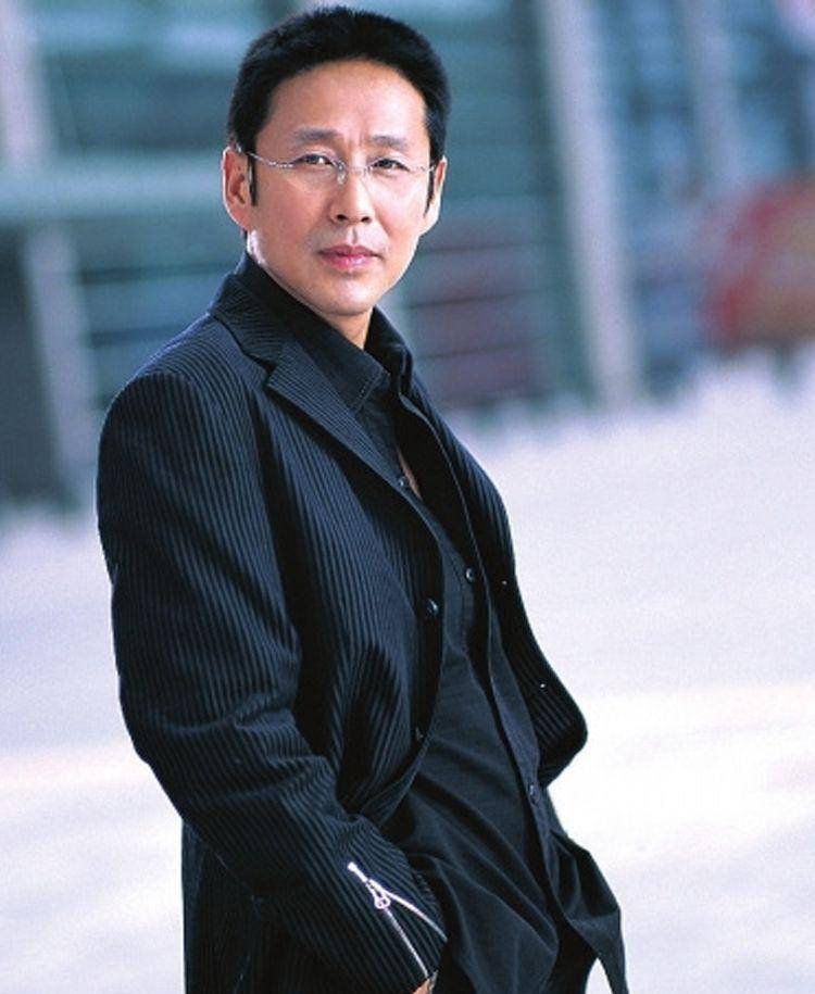 67岁陈道明老了更时髦:西装革履,polo衫叠穿,卫衣混搭好有型