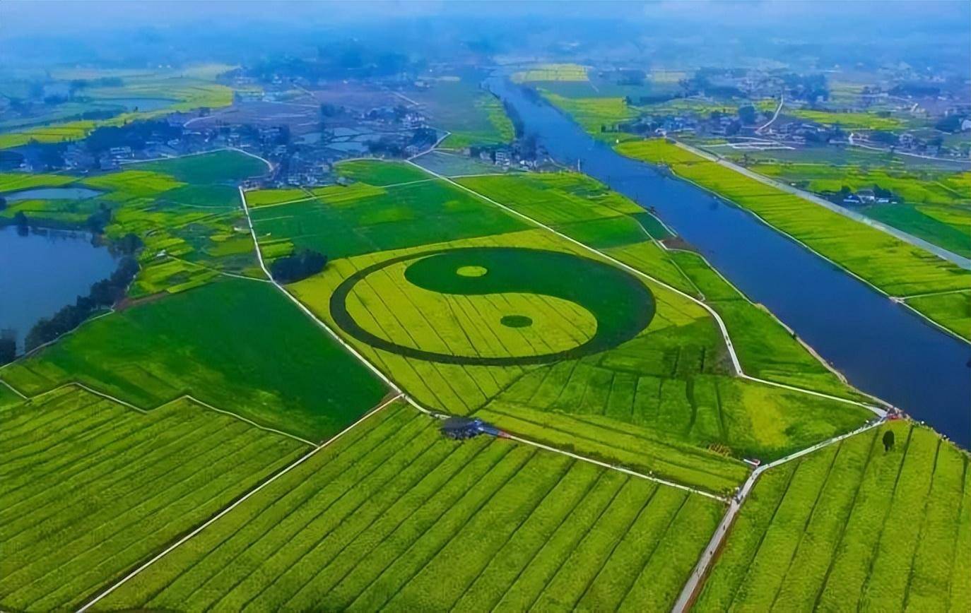 再步行至陳摶山,抵達陳摶塑像的賞花平臺,俯瞰彩色3d太極圖,睡仙圖