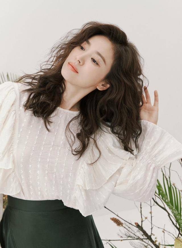 一头羊毛卷的宋慧乔,穿着蓝色开叉裙,重新回到了颜值巅峰_裙子_设计