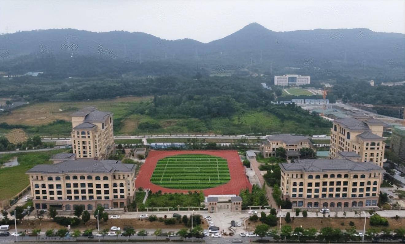 诸如,位于襄城区襄南大道的襄阳市耀襄高级中学,由湖北富春江科技开发