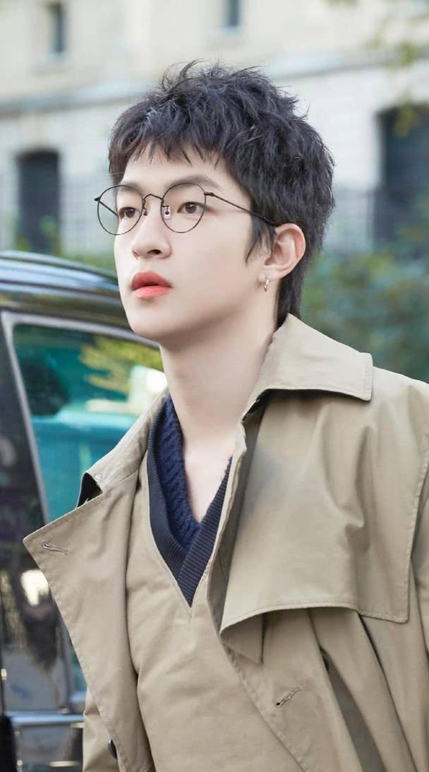 女网友喊话屈楚萧,称堕胎遭分手,家暴抑郁求轻生_女方_恋情_什么