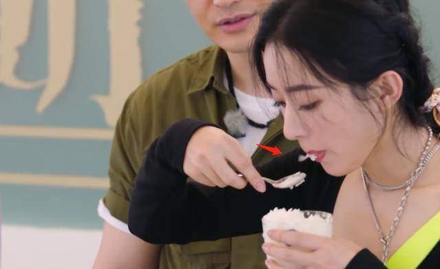 赵丽颖《中餐厅》把吃了的冰块吐回碗里,嘴上沾着米粒就开始聊天
