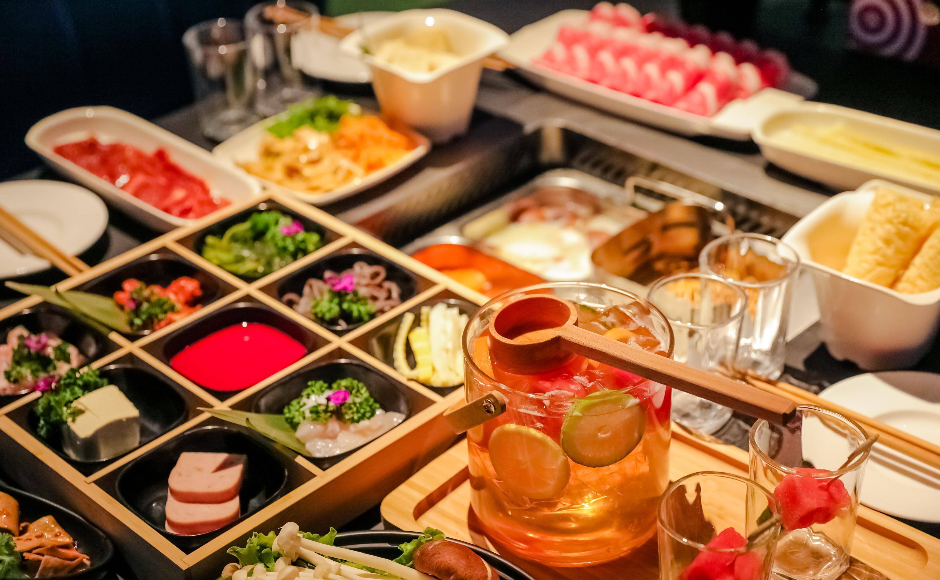 海底捞要求必须点锅底上热搜,网友吵开了锅,去年公司净赚13亿_清水