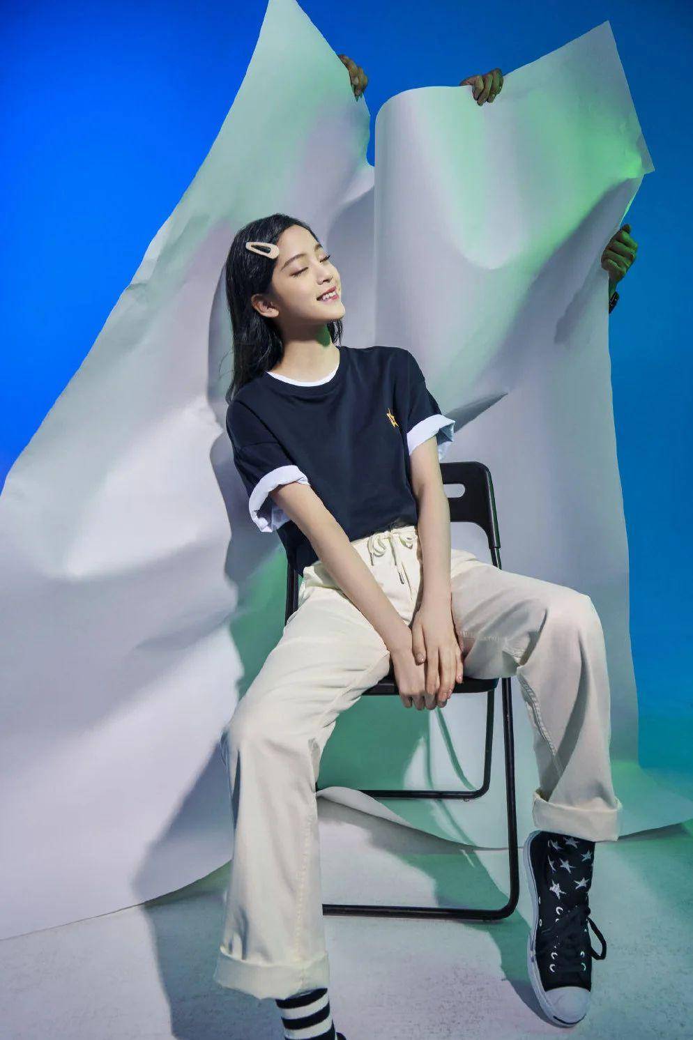 欧阳娜娜又上热搜了?这次可不是因为"发福"_少年_牛仔裤_女孩