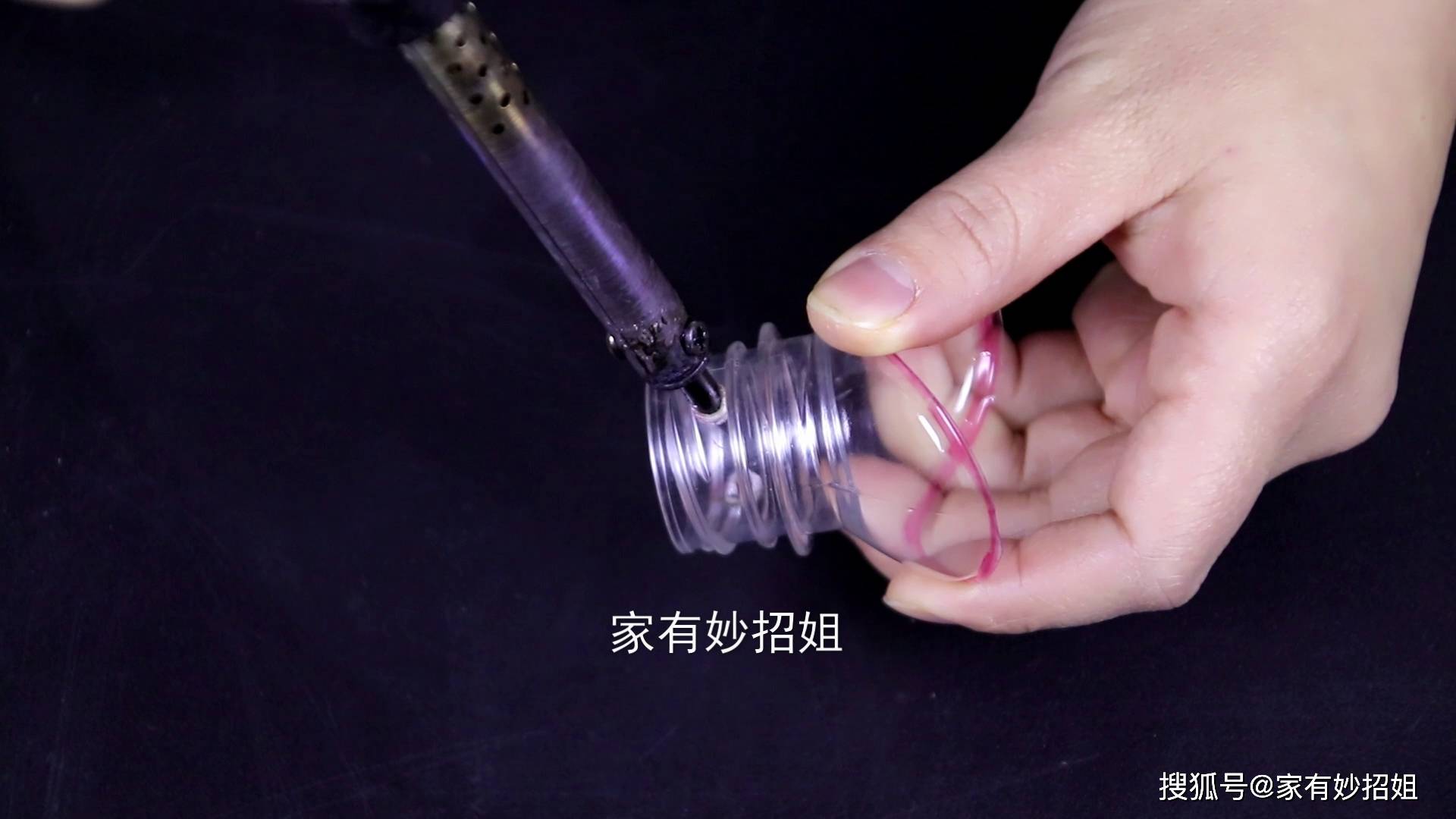 洞戳好我们再来组装一下,将塑料瓶口的位置套进拖把杆的一头,然后再拿