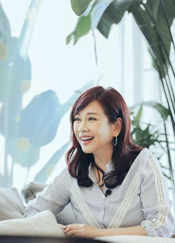 陈松伶与小8岁老公同框,51岁穿衬衫减龄又显白,真看不出年龄差_裙子