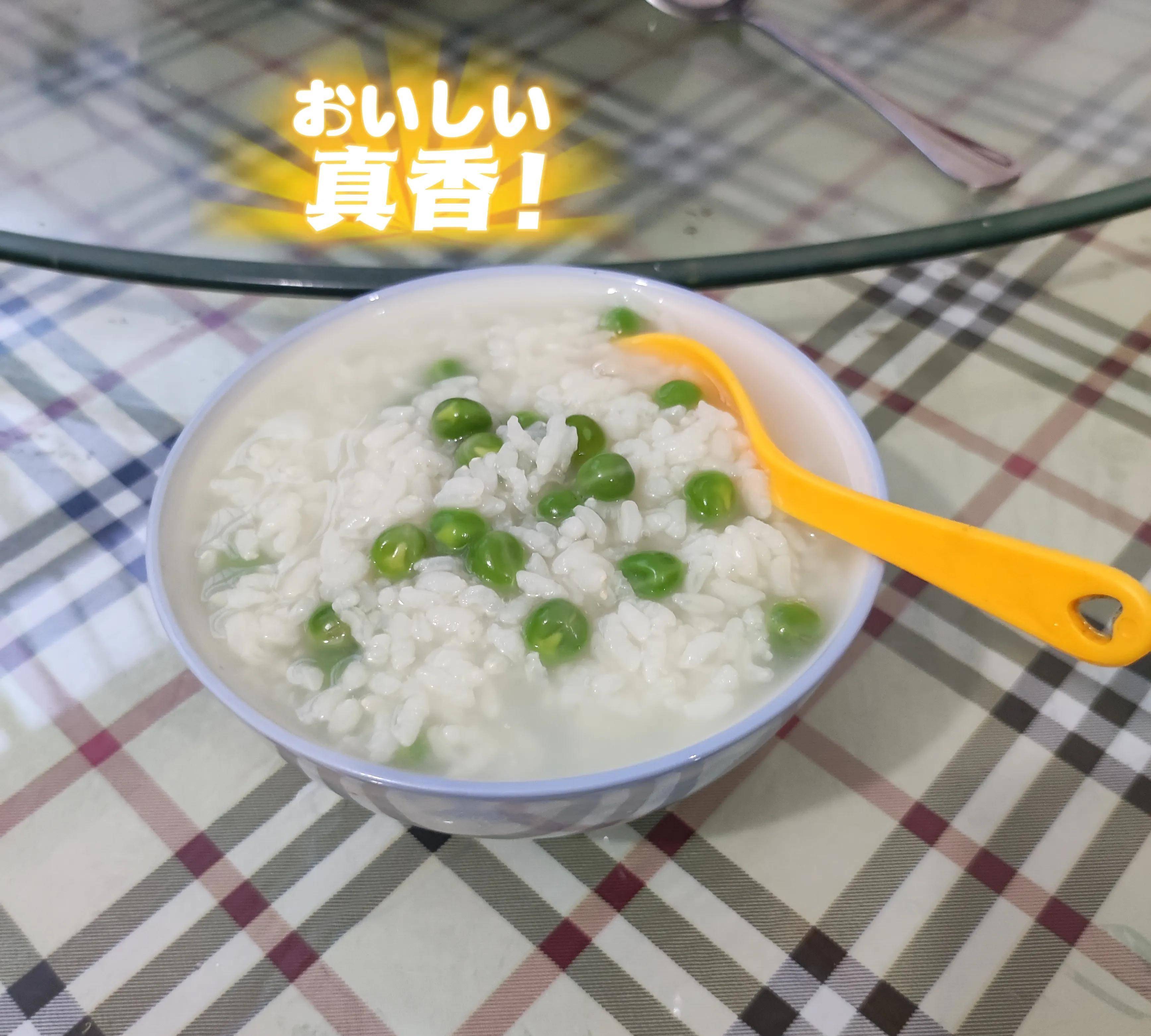 第二种吃法: 就是把掰出来的豌豆米,洗干净和粳米一起煮稀饭吃,那好吃