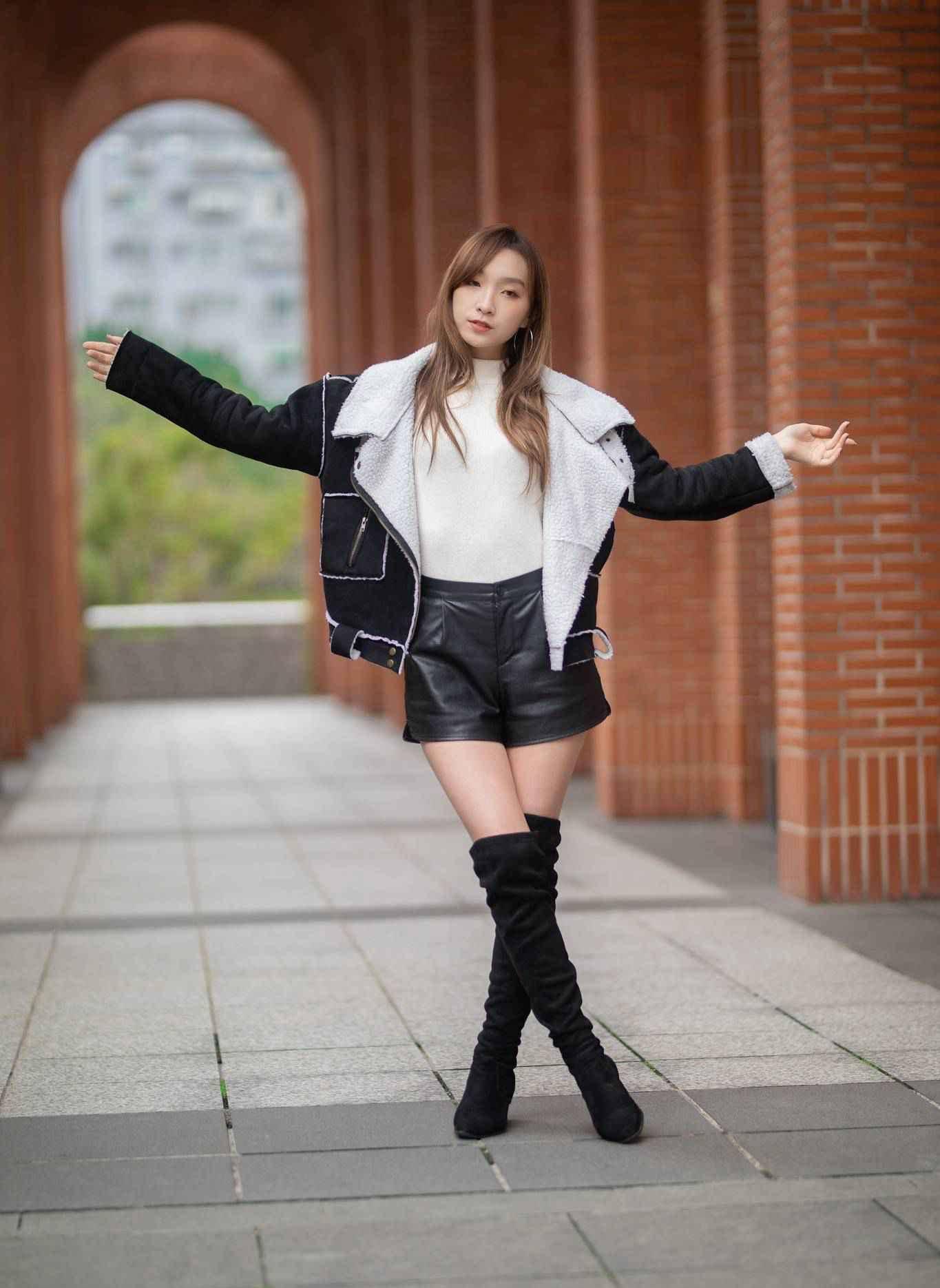 黑色皮短裤搭配高跟长靴完美收官,大长腿和苗条感觉都有了