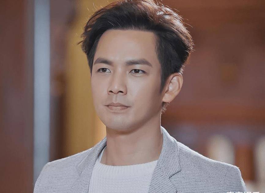 面部臃肿,表情僵硬,"不老男神"钟汉良也难逃整容的魔爪?