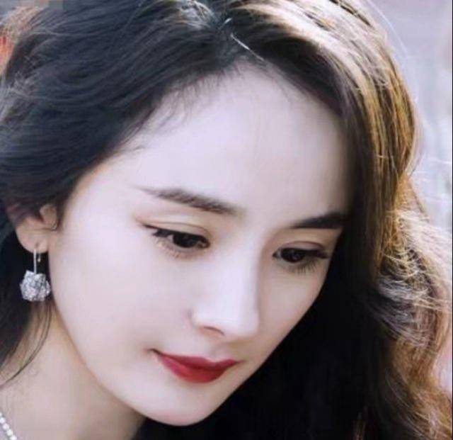 杨幂爱"挖鼻孔"瞬间,网友:我要学学这挖鼻风!_习惯_女神_名人