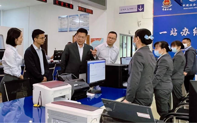 海南省农村信用社联合社党委书记,理事长王年生实地走访了屯昌县社保