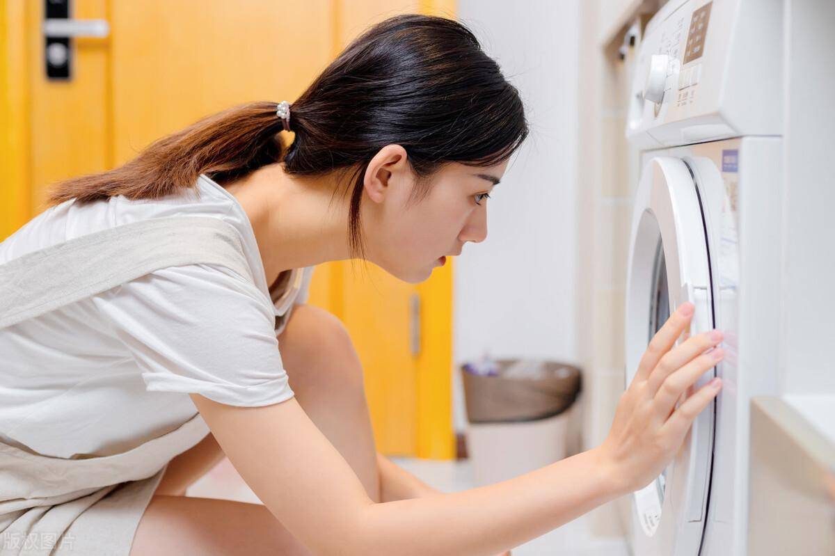 婆婆来我家养老3年,抢着帮我洗衣服,以前不懂,原来是居心不良_什么