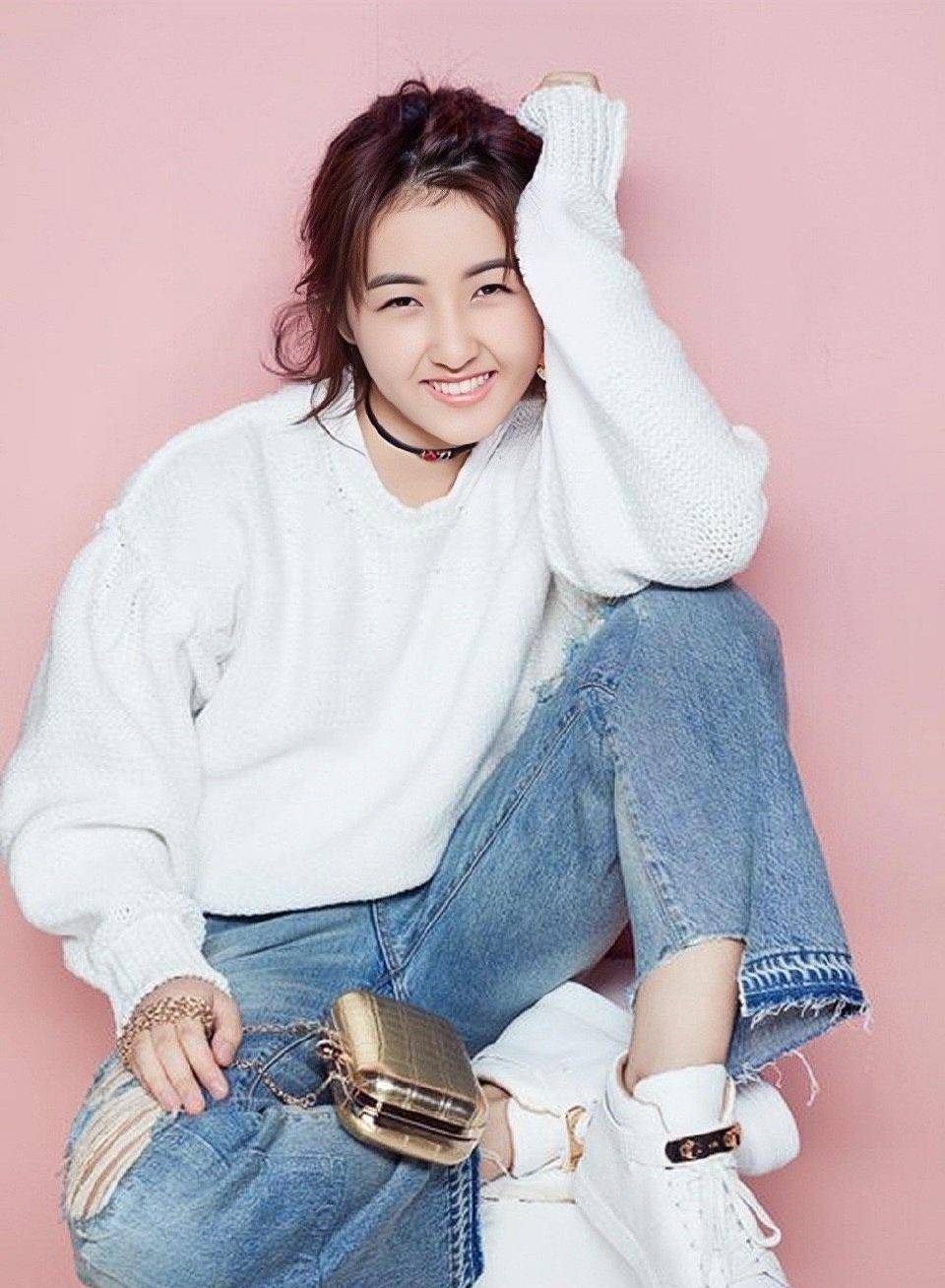 张子枫化身猫系少女,穿白色针织衫配破洞牛仔裤,清新率性又时尚_毛衣