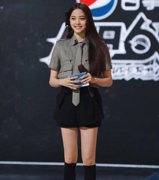 欧阳娜娜终于知道秀腿了,aj搭配半腿袜,显出"肉肉腿"太真实_时尚_因为