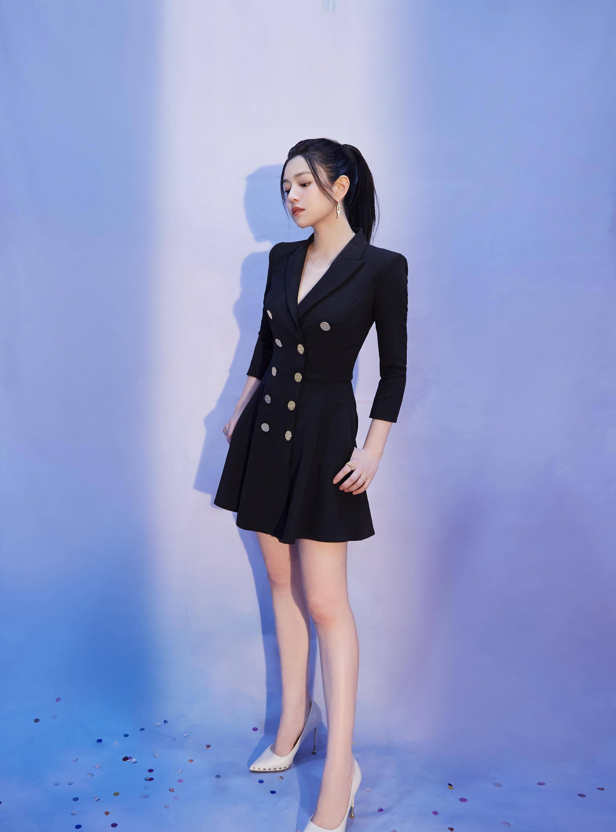 明星写真:陈妍希黑色西装裙时尚美拍,美腿白皙高马尾亮眼_生活_台湾省