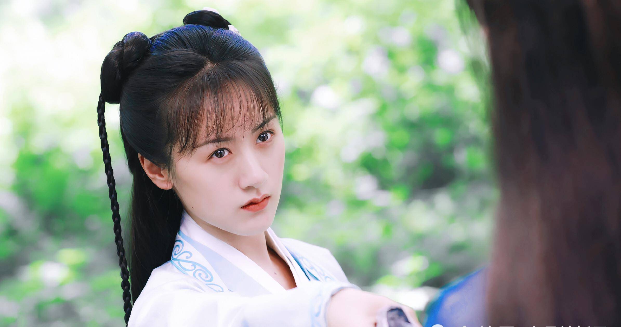 《琉璃》出国旅游,欢瑞姜磊唯一的海报就是成毅,粉丝们直接对_袁冰妍