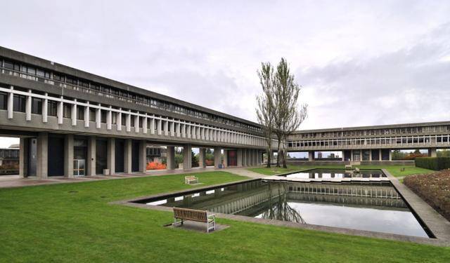 西蒙弗雷澤大學,加拿大國內綜合排名第一的大學~大學的campus建造在山