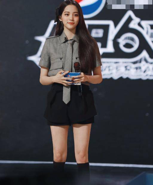 欧阳娜娜终于知道秀腿了,aj搭配半腿袜,显出"肉肉腿"太真实_时尚_因为