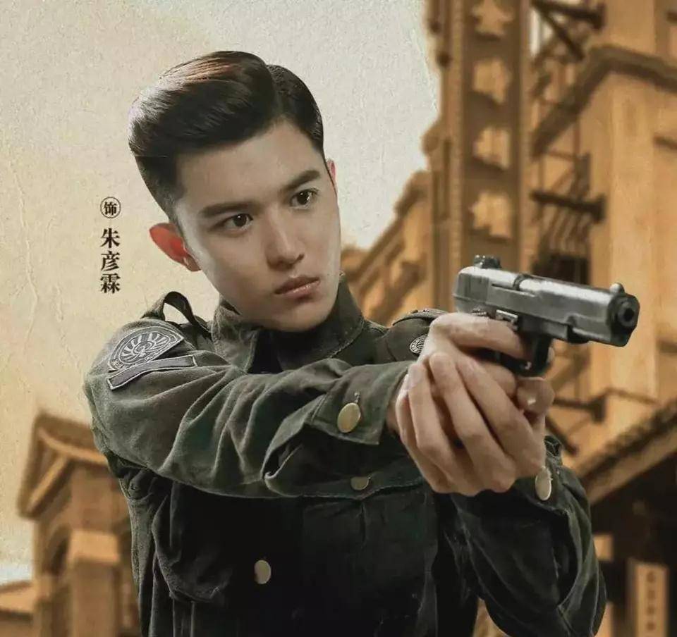 在多部热播剧中都饰演过配角,包括《将夜》,《择君记》,《烈火军校》