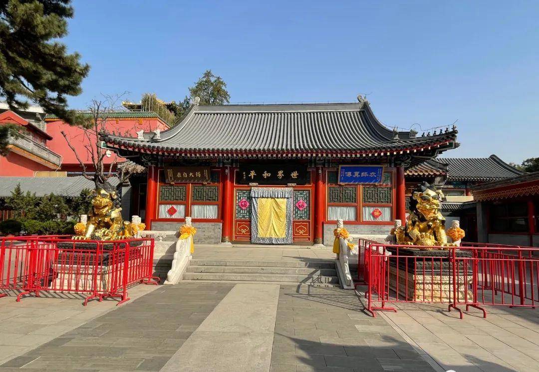 重興後的靈光寺坐北朝南,分南北兩院,北院為塔院,除寶塔巍峨外,分佈有