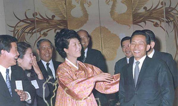 这一天是韩国光复29周年的纪念日,当时的韩国总统朴正熙携夫人陆英修