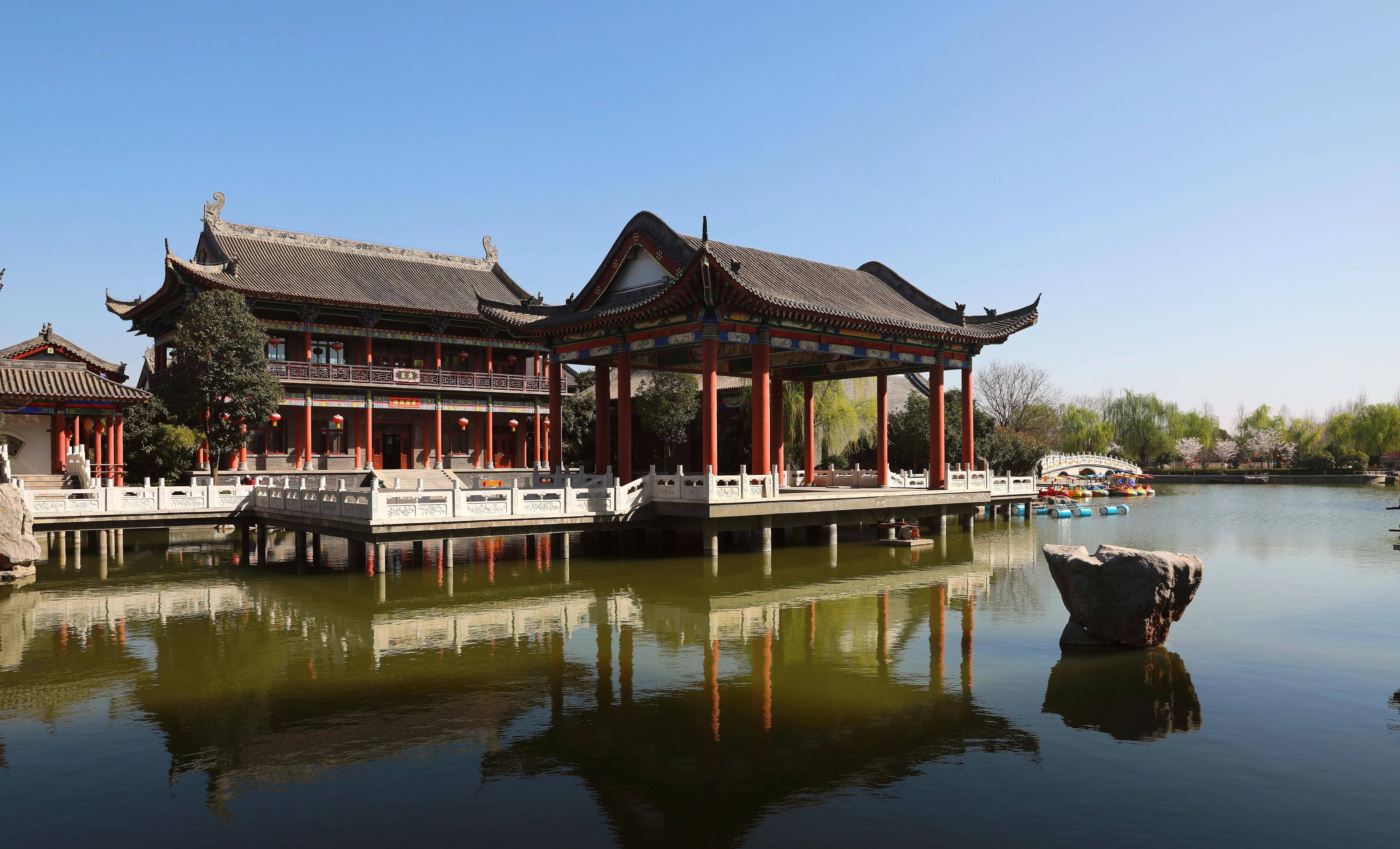 建築風格,青磚白瓦,硃紅樓閣,小橋流水,古香古色,既有北方園林的大氣