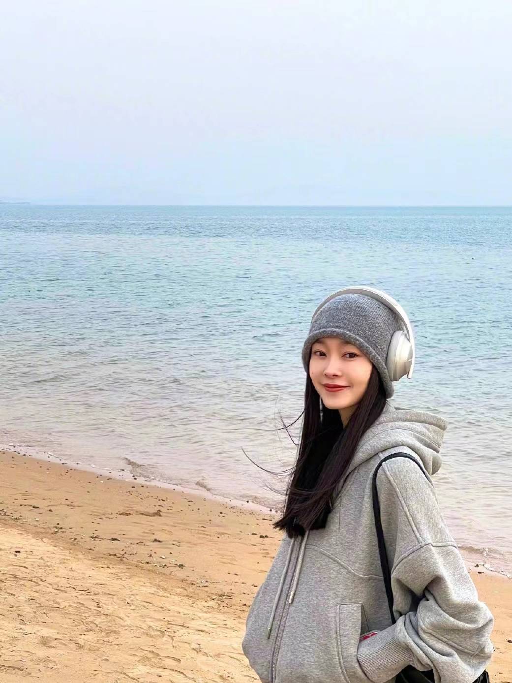 宋轶海边私服随拍,穿宽松连帽开衫配黑色阔腿裤,慵懒随性_灰色_休闲