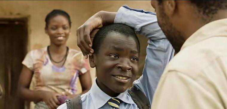 驭风男孩剧照2生活虽然很苦,但一家四口相濡以沫,努力劳动,家庭中也有