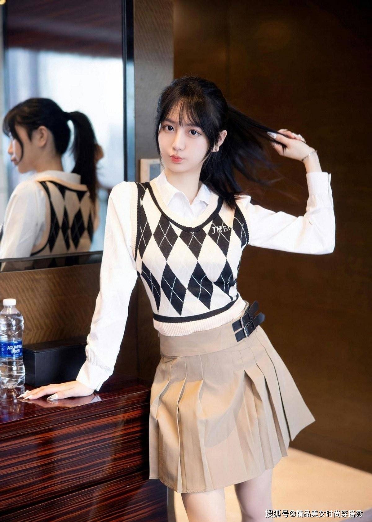 马尾少女减龄又活泼的学院风穿搭时髦又显气质,满满的青春活力