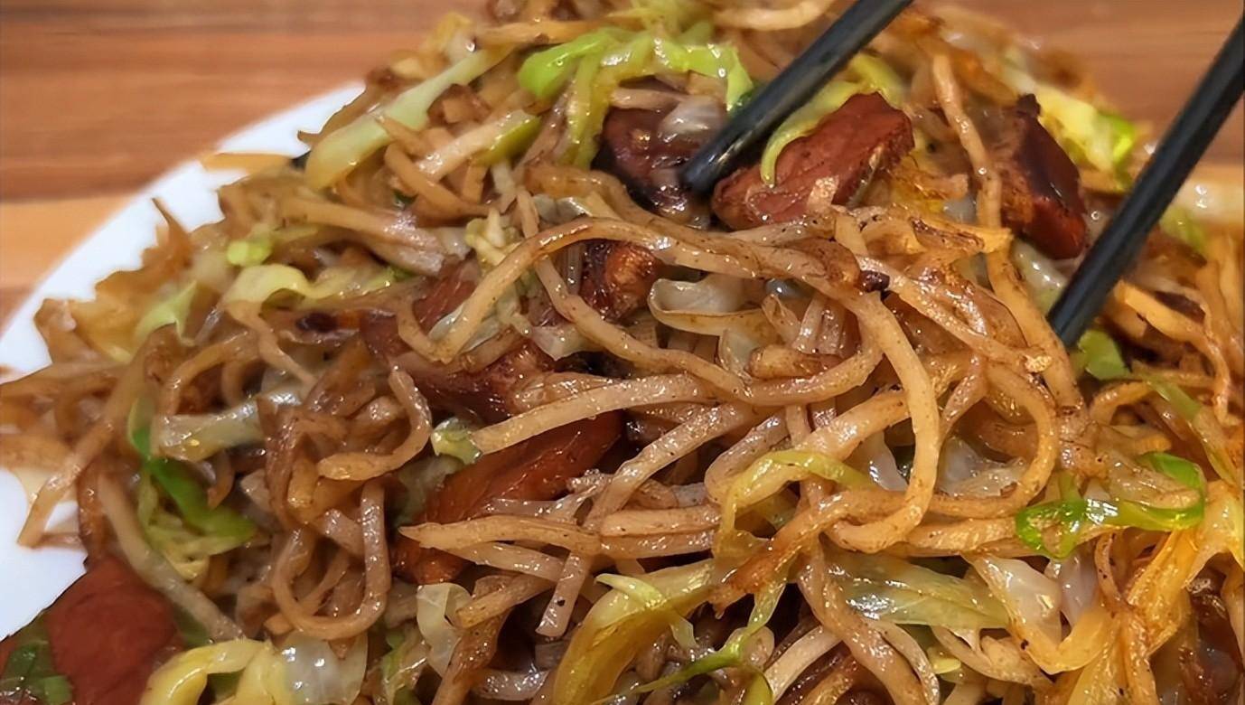 河北小县城的快餐店,腌肉炒饼堪称一绝,26元1斤,想吃全靠运气_食用