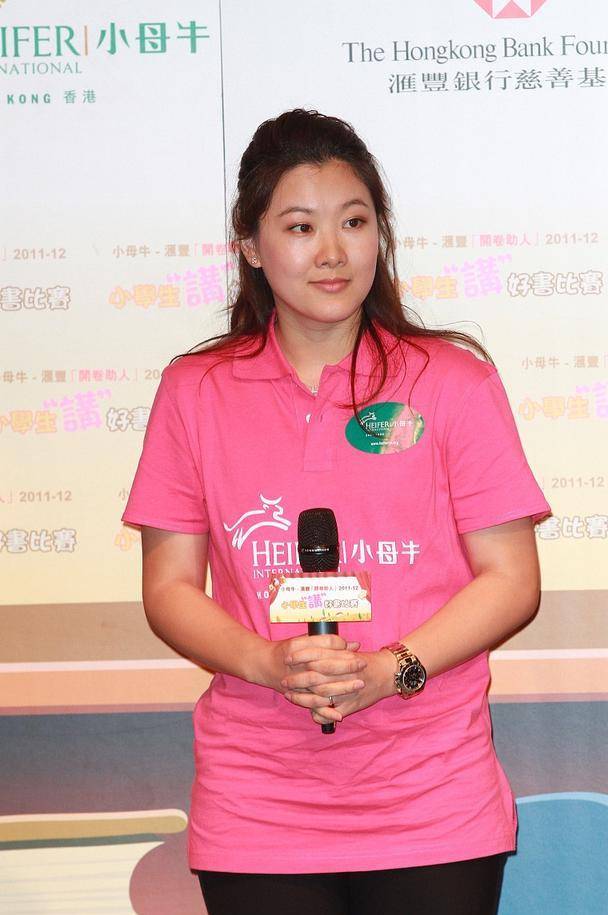 曝45岁伏明霞和71岁老公离婚,6年生3娃,富豪老公婚后仍旧传绯闻