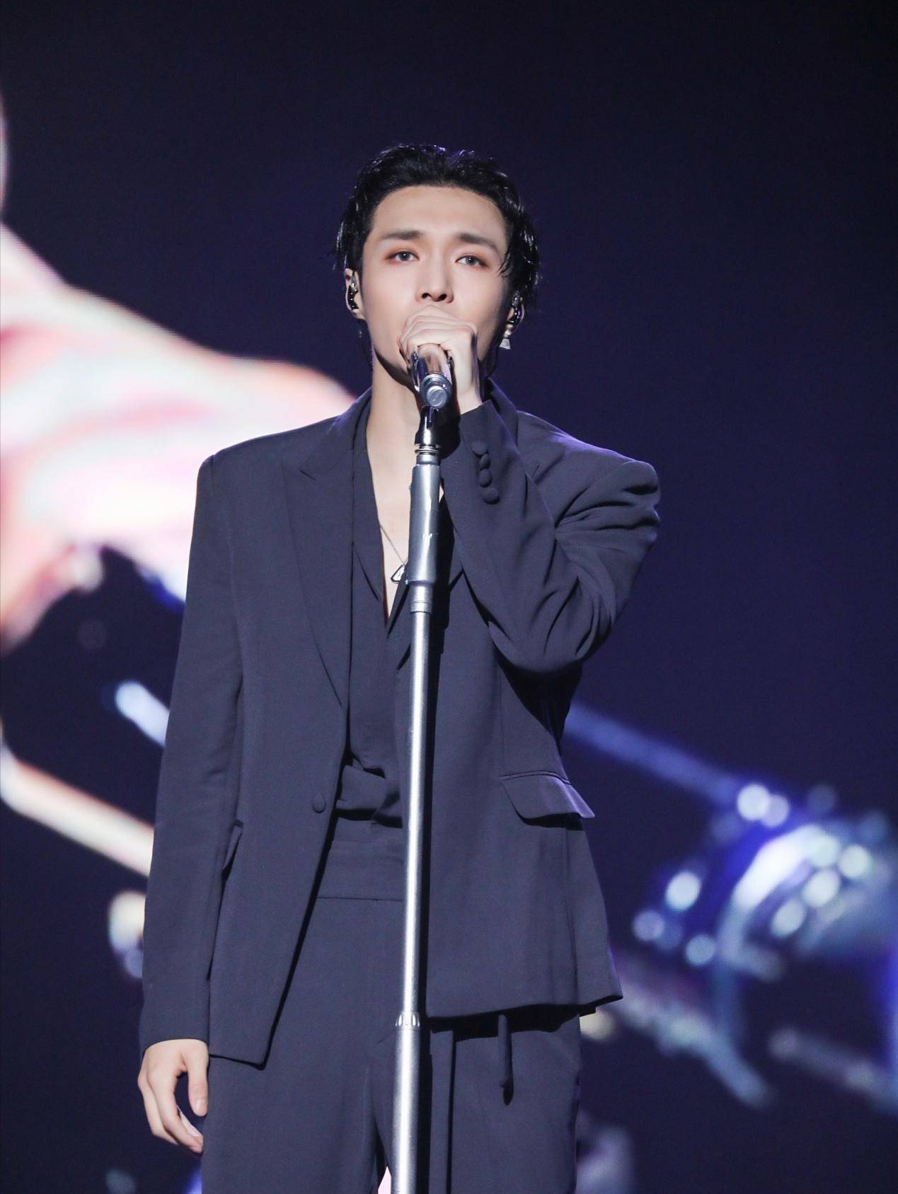 张艺兴的圣诞帽好可爱!